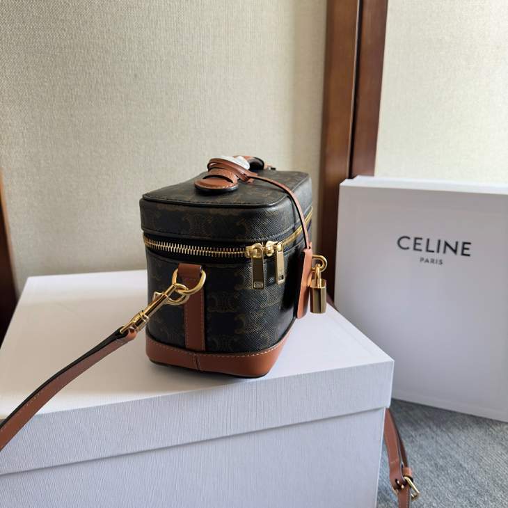 Picture of Celine Handbags _SKUfw225666413fw